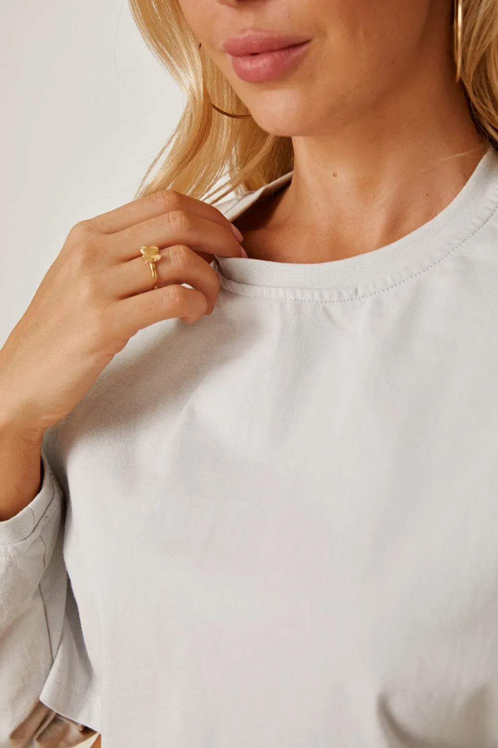 ✨ Round Neck Dropped Shoulder Cropped Sweatshirt – Where Comfy Meets Cool ✨